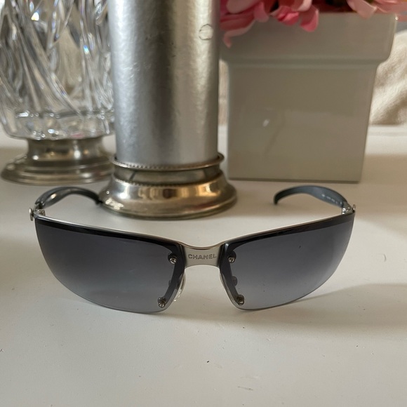 Chanel vintage grey sunglasses with case and cloth (cloth is in new condition) - Picture 3 of 11